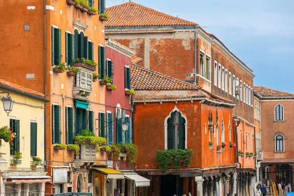 Murano Adası, İtalya - 1 Ekim 2024 Venedik yakınlarındaki ünlü bir adada renkli evler mimari caddesi. Seyahat ve tatil kavramı