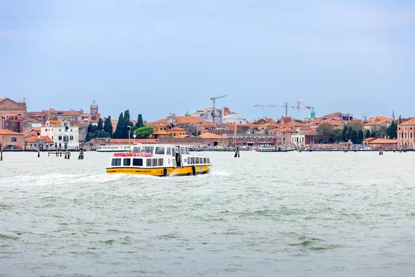 Venedik, İtalya - 1 Ekim 2024: Alilaguna su taksi vaporetto ve arka planda güzel Venedik silueti.