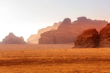 Ürdün, Wadi Rom kırmızı kum tepesi ve güzel kayalar manzarası