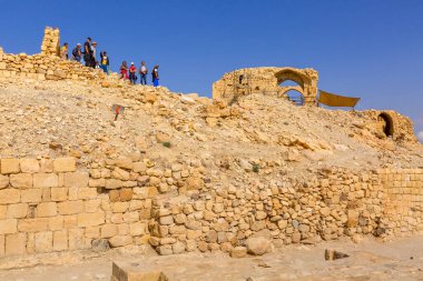 Shobak Şatosu, Ürdün - 2 Kasım 2022: Haçlıların şatosunun kalıntılarını keşfeden insanlar