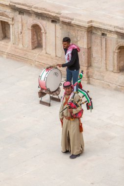 Jerash, Ürdün - 7 Kasım 2022: Arkeoloji sahasının Roma tiyatrosunda Ürdünlü gaydacı