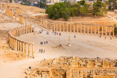 Jerash, Ürdün - 7 Kasım 2022: Oval Forum Plaza ve Cardo Maximus 'un sıra sıra Korint sütunları, yüksek açılı görünüm