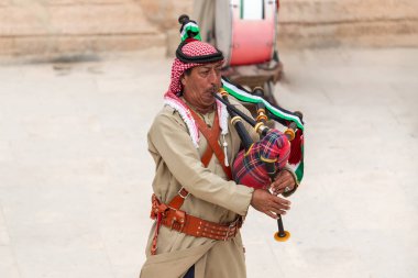 Jerash, Ürdün - 7 Kasım 2022: Arkeoloji sahasının Roma tiyatrosunda Ürdünlü gaydacı