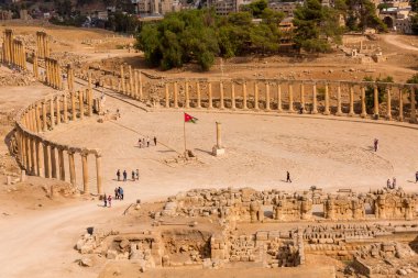 Jerash, Ürdün - 7 Kasım 2022: Oval Forum Plaza ve Cardo Maximus 'un sıra sıra Korint sütunları, yüksek açılı görünüm