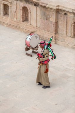 Jerash, Ürdün - 7 Kasım 2022: Arkeoloji sahasının Roma tiyatrosunda Ürdünlü gaydacı