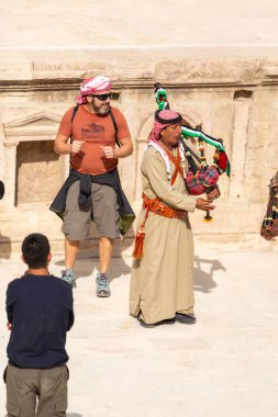 Jerash, Ürdün - 7 Kasım 2022: Arkeoloji sahasının Roma tiyatrosunda Ürdünlü gaydacı