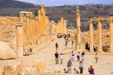Jerash, Ürdün - 7 Kasım 2022: Oval Forum Plaza ve Cardo Maximus 'un sıra sıra Korint sütunları olan insanlar, yüksek açılı görünüm