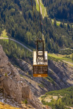 Ortisei, İtalya - 29 Eylül 2024: Val Gardena, Dolomite Alpleri ve sonbaharda havacılık vadisinde bulunan Furnes 'den Seceda' ya kadar yakın plan teleferik sarı kabini