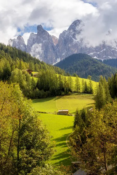 Dolomite Alpleri, İtalya 'daki Geisler veya Odle Dolomites Dağları' nın muhteşem sonbahar manzarası