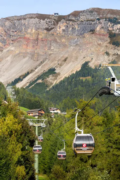 Ortisei, İtalya - 29 Eylül 2024: Seceda 'nın Val Gardena, Dolomite Alpleri' ndeki gezisinin bir parçası olan Furnes 'e kablo otomobil kulübeleri, sonbaharda yüksek istasyon