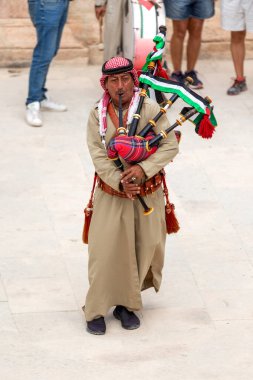 Jerash, Ürdün - 7 Kasım 2022: Arkeoloji sahasının Roma tiyatrosunda Ürdünlü gaydacı