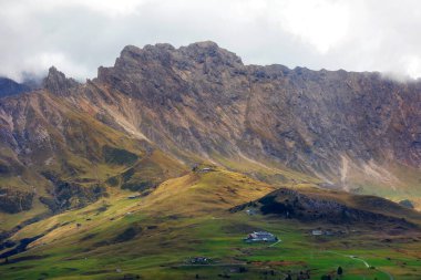 Dolomitler Alpe di Siusi, İtalya güzel manzara, dağlar ve çam ağaçları ile doğal sonbahar manzarası