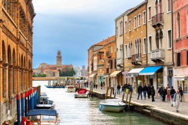 Murano Adası, İtalya - 1 Ekim 2024 Venedik yakınlarındaki ünlü adada renkli evler mimari, kanal ve kilise çan kulesi. Seyahat ve tatil kavramı