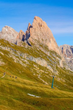 Ortisei, İtalya - 29 Eylül 2024: Seceda yolu, sonbahar dağ manzarası, Odle grubunun ayağı, Val Gardena