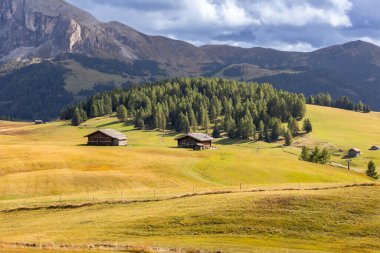 Dolomitler Alpe di Siusi, İtalya güzel manzara, doğal sonbahar manzarası ev, dağlar ve çayırlar