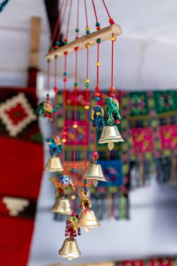 Geleneksel Bedevi hatıra çanları ve ünlü tarihi ve arkeolojik şehir Petra, Wadi Musa, Ürdün 'de satılık diğer hediyeler