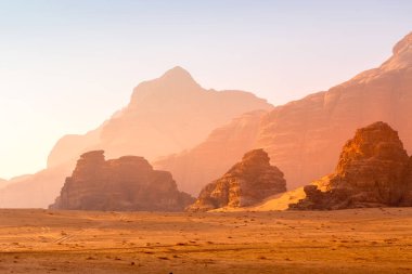 Ürdün, Wadi Rom kırmızı kum tepesi ve güzel kayalar manzarası
