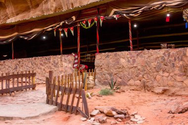 Wadi Rum Çölü 'ndeki Bedevi Kafe girişi, Ürdün