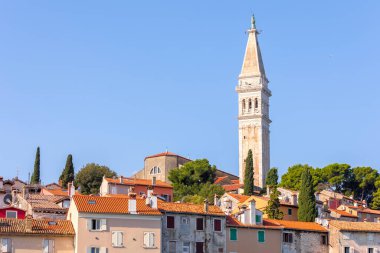 Rovinj, Hırvatistan. Güzel romantik kasaba manzarası, kilise çan kulesi ve evler.