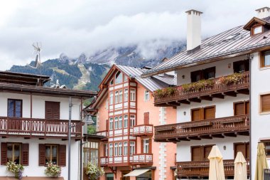 İtalya, Cortina d 'Ampezzo' nun güzel sonbahar manzarası. Alp evleri ve çiçekleriyle.