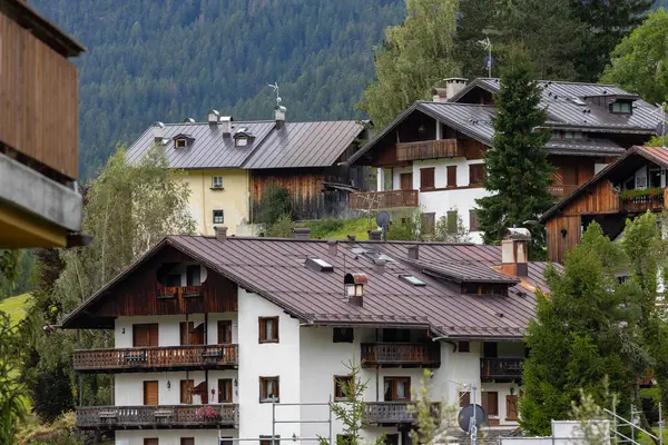 İtalya, Cortina d 'Ampezzo' nun güzel sonbahar manzarası. Alp evleri ve yeşil otlar.