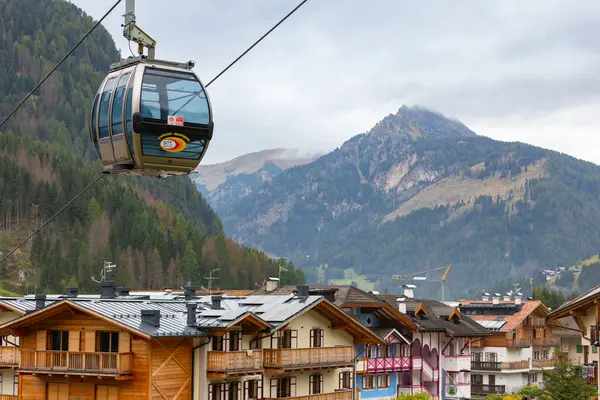 Canazei, İtalya - 26 Eylül 2024: Belvedere 'ye kablo otomobil kabini, Trentino Alto Adige' deki Fassa Vadisi 'nin yaz manzarası