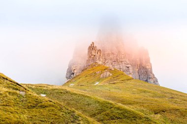 Dolomite Dağları, Gardena Geçidi, Trentino, Güney Tyrol, İtalya 'da güzel bir yaz sisli manzarası