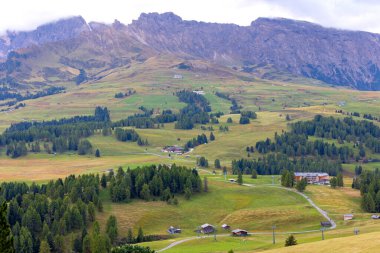 Dolomitler Alpe di Siusi, İtalya güzel manzara, dağları ve çayırları olan doğal sonbahar manzarası