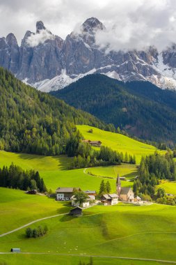 Dolomitler, İtalya. St. Magdalena ya da Santa Maddalena kilisesi, Geisler Odle dağları ve yeşil dağların panoramik manzarası.