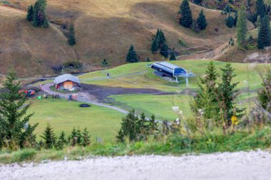 Dolomitler Alpe di Siusi, İtalya - 27 Eylül 2014: Güzel manzara, sonbahar manzarası, dağ evi ve sandalye kaldırma
