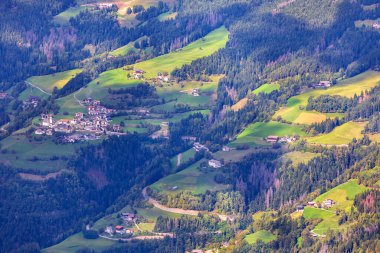 Alpe di Siusi, İtalya hava manzaralı ve sonbaharda Güney Tyrol 'daki Seiser Alm, Dolomite platosunda ahşap kulübeler.