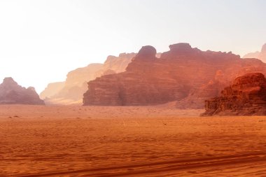 Ürdün, Wadi Rom kırmızı kum tepesi ve güzel kayalar manzarası