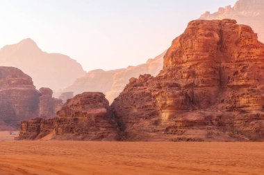 Ürdün, Wadi Rom kırmızı kum tepesi ve güzel kayalar manzarası