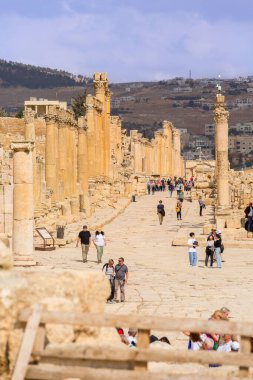 Jerash, Ürdün - 7 Kasım 2022: Oval Forum Plaza ve Cardo Maximus 'un sıra sıra Korint sütunları olan insanlar, yüksek açılı görünüm