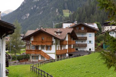 Canazei, İtalya - 26 Eylül 2024: Yaz veya sonbahar evleri manzaralı, Val di Fassa vadisi ve köyü, Trentino