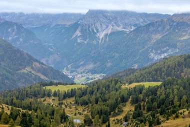 Sella Geçidi 'nden sonbahar manzarası, İtalyan Alpleri, Dolomitler, Güney Tyrol, Trentino, İtalya