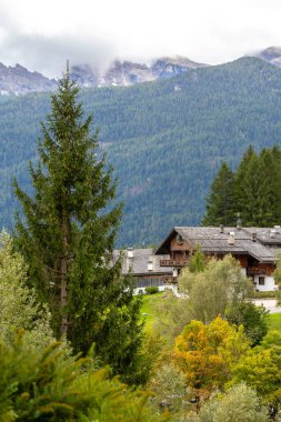 İtalyan Dolomite Alp Dağları 'nın ve evlerinin güzel manzarası, İtalya