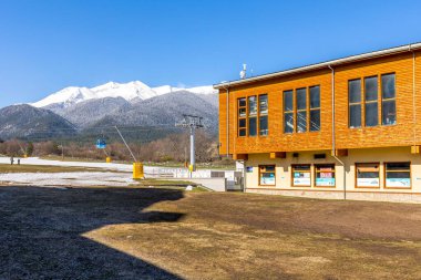 Bansko, Bulgaristan - 9 Nisan 2025: Bulgar kış kayak merkezi kayak yamacı, kaldırma kulubeleri ve gondol istasyonları mevsim sonunda