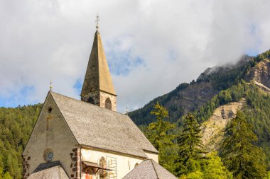 Santa Maddalena, İtalya, St. Magdalena köyündeki kilise, Dolomites dağları, Val di Funes vadisi
