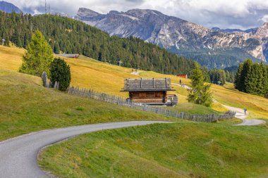Dolomitler Alpe di Siusi, İtalya - 27 Eylül 2014: Güzel manzara, dağlı sonbahar manzarası, insanlar yürüyüşe çıkıyor