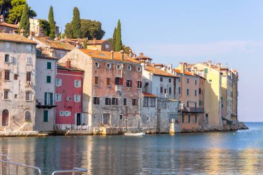 Rovinj, Hırvatistan. Güzel, eski kasaba manzarası, deniz kıyısındaki evler.