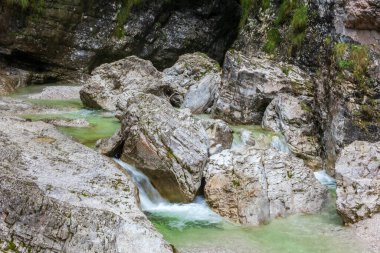 Cadini del Brenton, Dolomitler, İtalya. Kireç taşı kayalarında şeffaf ve kristal su havuzları, Dolomiti Bellunesi Ulusal Parkı.