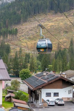 Canazei, İtalya - 26 Eylül 2024: Belvedere 'ye kablolu otomobil istasyonu ve kulübeleri, Trentino Alto Adige' deki Fassa Vadisi 'nin yaz manzarası