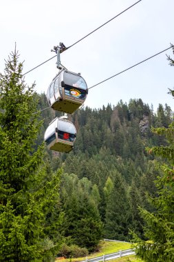 Canazei, İtalya - 26 Eylül 2024: Belvedere 'ye kablolu otomobil istasyonu ve kulübeleri, Trentino Alto Adige' deki Fassa Vadisi 'nin yaz manzarası