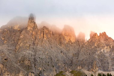 Dolomite Dağları, Gardena Geçidi, Trentino, Güney Tyrol, İtalya 'da güzel bir yaz sisli manzarası