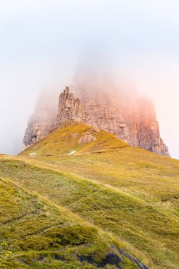 Dolomite Dağları, Gardena Geçidi, Trentino, Güney Tyrol, İtalya 'da güzel bir yaz sisli manzarası