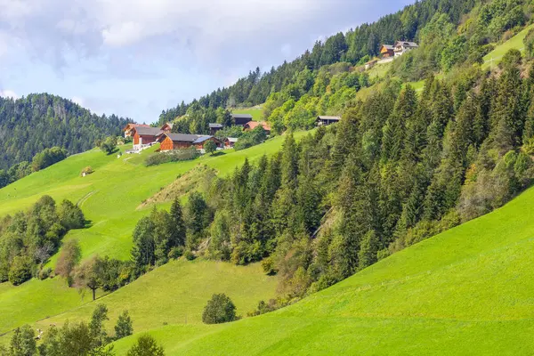 Dolomitler, İtalya. St. Magdalena 'nın ya da Santa Maddalena' daki yazlık evlerin hava panoramik manzarası