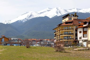 Bansko, Bulgaristan - 15 Mart 2025: Kar Pireni dağ zirveleri ile tüm sezon boyunca kentin bahar panoraması