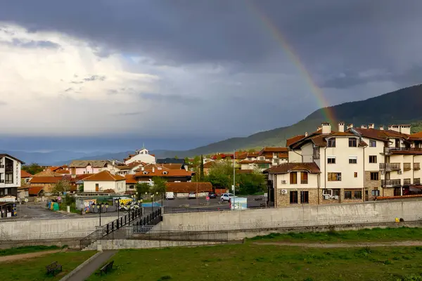 Bansko, Bulgaristan - 15 Mart 2025: Tüm sezon boyunca kentin bahar panoraması ve gökkuşağı