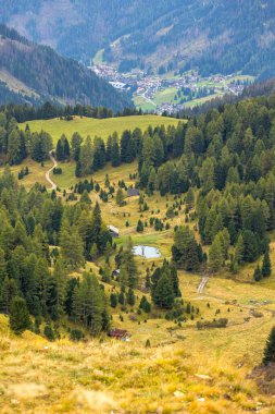 Sella Geçidi 'nden sonbahar manzarası, İtalyan Alpleri, Dolomitler, Güney Tyrol, Trentino, İtalya